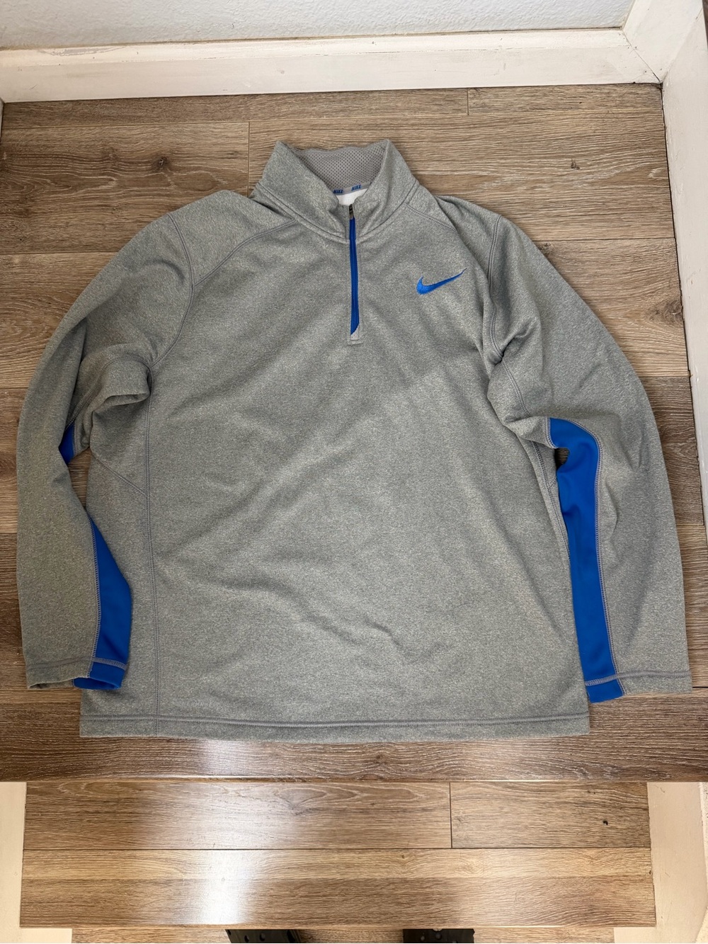 Nike Men's Heather Gray Quarter-Zip Pullover with Blue Accents